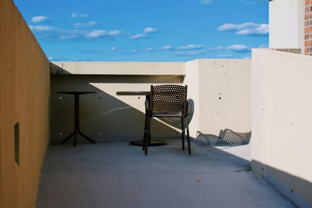 Siyah metal masa ayaklarıyla modern ahşap masa